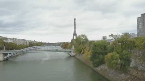 Imágenes-aéreas-de-París,-con-el-Sena-y-Torre-Eiffel