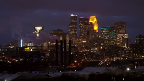 Horizonte-de-Minneapolis-en-la-noche---antena