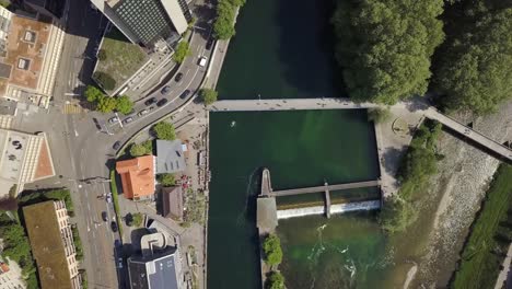 sonnigen-Tag-Zürich-City-Center-am-Flussufer-Antenne-unten-Ansicht-4k-Schweiz