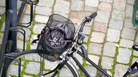 Der-Helm-auf-den-Korb-des-Fahrrades-in-Stockholm-Schweden