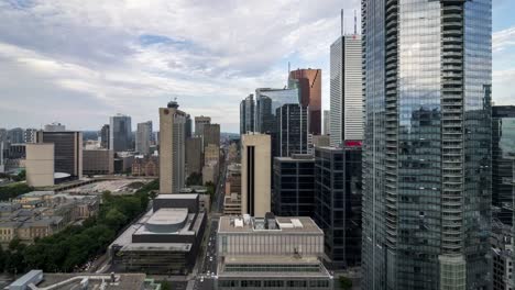 Ciudad-moderna-horizonte-Downtown-Toronto-nubes