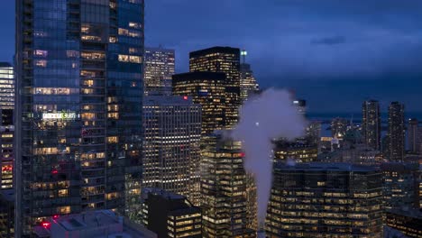 Las-nubes-y-el-horizonte-de-noche-downtown-Toronto