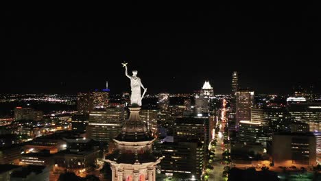 Aéreas-del-centro-de-Austin,-Texas-en-la-noche