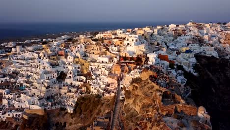 Flug-über-Oia-Stadt-kurz-vor-Sonnenuntergang,-Santorin,-Griechenland