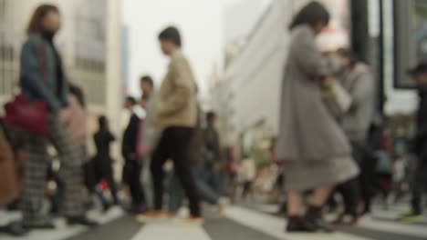 Slowmotion---Menschen-zu-Fuß-in-die-verschlüsselte-Kreuzung-in-Shibuya