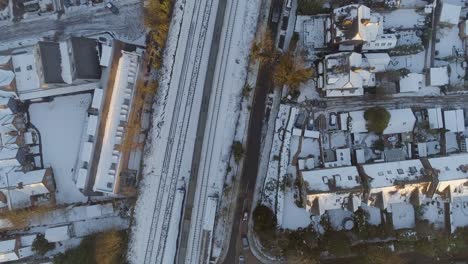 S-Bahn-Abfahrt-einen-Schneeiger-städtischen-Bahnhof