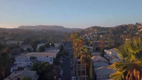 Am-schönen-Los-Angeles-Bezirk-mit-langen-Palmen-an-der-Seite-der-Straße.