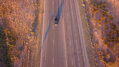 Hermosa-vista-aérea-de-Arizona-de-la-carretera-sin-fin-del-infinito