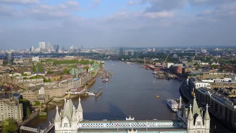 Impresionante-vista-aérea-del-Río-Thames-y-puente-de-la-torre-a-través-de-él.