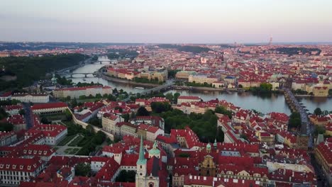 Hermosa-vista-aérea-panorámica-de-la-ciudad-de-Praga