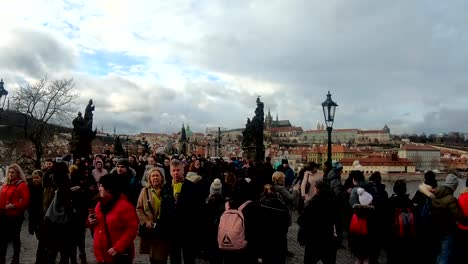 Puente-de-Carlos-con-multitud-de-turistas