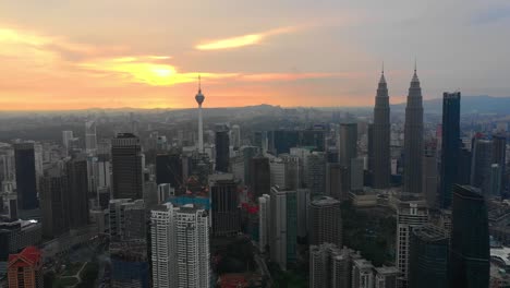 Sunset-Sky-Kuala-Lumpur-centro-aéreo-panorama-timelapse-4k-Malasia