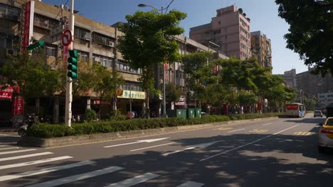 soleado-día-Taipei-City-Traffic-Street-panorama-4k-Taiwán