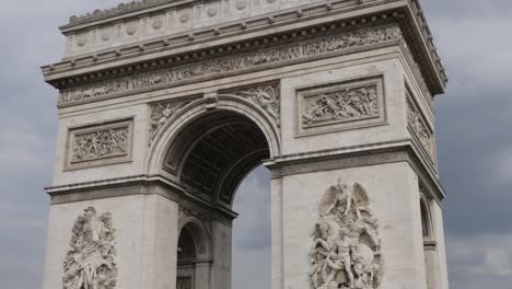 Arco-del-triunfo-en-París-Francia-altamente-detallados-de-superficie-frente-a-cielo-nublado-4-K-3840-X-2160-30fps-UHD-inclinación-material-de-archivo---mundo-famoso-arco-del-triunfo-de-Etoile-lenta-inclinación-4-K-2160P-UltraHD-video