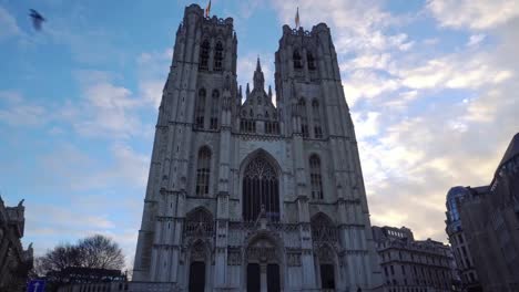 Bélgica.-Catedral-de-Bruselas-St.-Michael-de-contra-el-cielo-azul-de-la-mañana