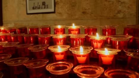 Hileras-de-velas-ardientes-en-forma-de-rojo-en-una-iglesia-en-España