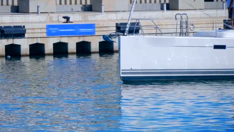 Eine-große-Segelyacht-segelt-am-Pier-im-Seehafen-von-Valencia-entlang