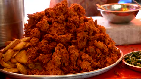 Street-food-displayed-at-shop-in-Mumbai,-India