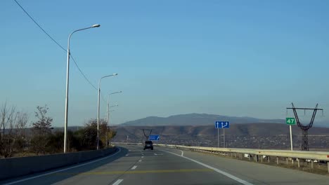 Autofahren-auf-der-Autobahn-in-Georgien.-Transport.