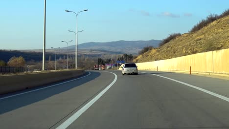 Autofahren-auf-der-Autobahn-in-Georgien.-Transport.