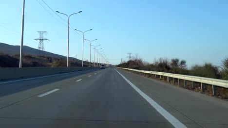 Conduciendo-coche-en-la-carretera-en-Georgia.-Transporte.