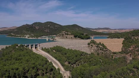 Luftaufnahme-des-Gaitanejo-Stausees-und-des-Staudamms-in-der-Nähe-des-Royal-El-Chorro-Royal-Trail.-Spanien