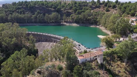 Luftaufnahme-des-Gaitanejo-Stausees-und-des-Staudamms-in-der-Nähe-des-Royal-El-Chorro-Royal-Trail.-Spanien