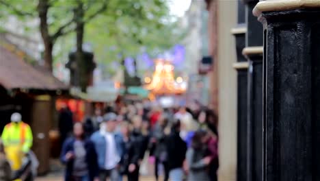 Große-anonyme-Menschenmenge-Geschäftiger,-deutscher-Weihnachtsmarktstand-in-Weihnachten-Lichter