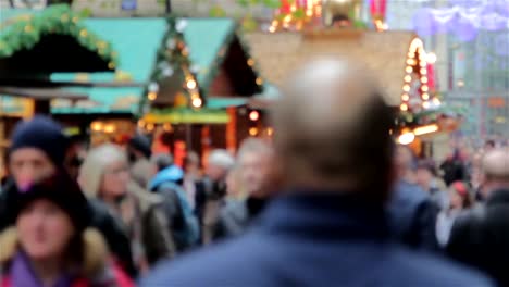 Große-anonyme-Menschenmenge-langen-deutschen-Weihnachtsmarkt-Stände-Weihnachten-Lichter