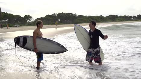 SLOW-MOTION:-Surfers-high-five