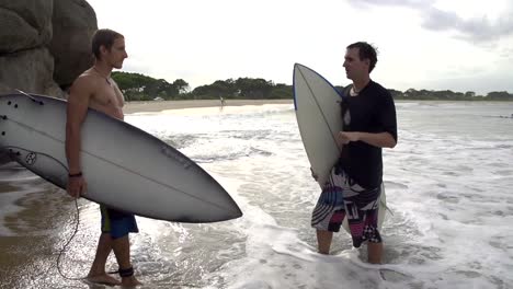 CÁMARA-LENTA:-Surfers-choque-de-guantes