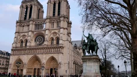 Kathedrale-Notre-Dame-de-Paris-France