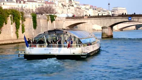 Boat-Tourists-in-Paris,-France