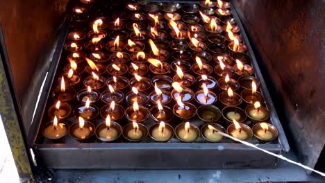 Buddhistische-Kerzen-in-Katmandu,-Swayambhunath-Tempel,-Nepal