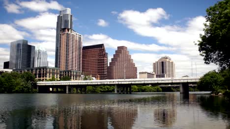 Nuevo-edificio-de-la-construcción-de-rascacielos-torres-de-oficinas-de-Austin,-Texas-río-Colorado