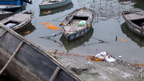 Verschiedene-alte-Holzboote-am-Ganges,-Varanasi,-Indien