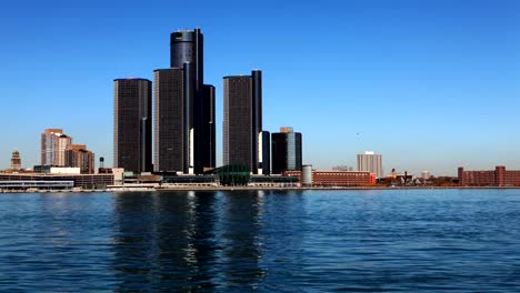 Timelapse-del-horizonte-de-Detroit-con-carguero-crossing