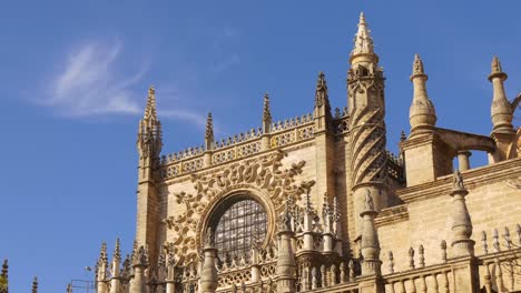 Día-soleado-cielo-azul-principal-4-K-catedral-de-Sevilla,-España