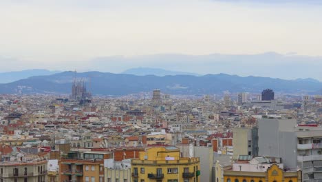 barcelona-la-luz-del-día-en-el-último-piso,-vista-panorámica-a-la-sagrada-familia-de-4-k,-España