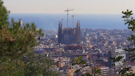 Día-soleado-en-el-parque-güell-sagrada-familia-de-Gaudí-barcelona-España-4-K-vista-panorámica-al-mar