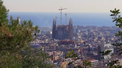 Sonnigen-Tag-guell-park-sagrada-familia-in-barcelona-Meer-–-Panoramaaufnahme-4-k-Spanien