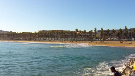 Barcelona-sonnigen-Strand,-Blick-auf-den-Pier-Panorama-\"-4-k-Zeitraffer-Spanien