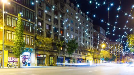 Barcelona-bei-Nacht-Verkehr-Straße-bei-der-Dekoration-4-k-Zeitraffer-Spanien