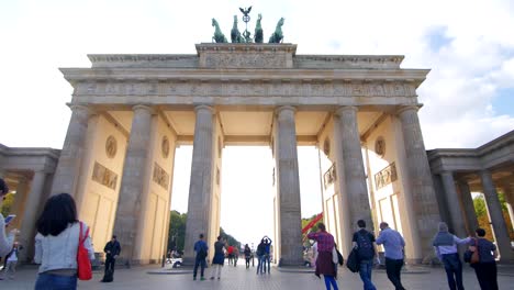 Berlin-Brandenburg-Gate-Bridge-im-Sommer