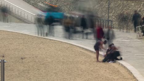 Menschen-zu-Fuß-am-Strand.-Zeitraffer-4-k-Wake-Wirkung.03