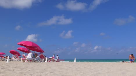 Estados-Unidos-día-de-verano-Miami-Sur-Playa-rosa-sombrillas-panorama-4-K