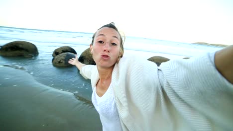 Selbstporträt-von-junge-Frau-an-den-Moeraki-Boulders-New-Zealand