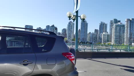 Coche-en-movimiento-Vancouver,-A.-C.-día-soleado-de-verano