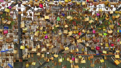 Liebe-Schloss-Brücken-nahe-Notre-Dame-de-Paris,-Frankreich