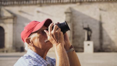 Alter-Mann-Touristen,-die-Souvenir-Aufnahme-mit-Foto-Kamera-Im-Kuba